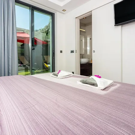 Amazing In With Kitchen Apartment