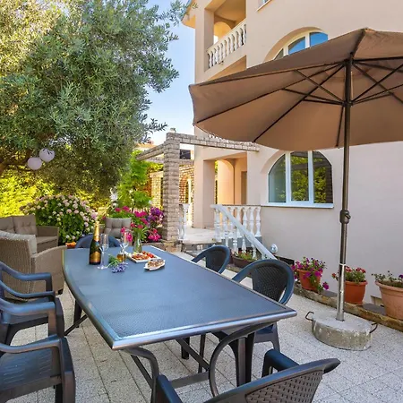 Cozy In With Kitchen Apartment